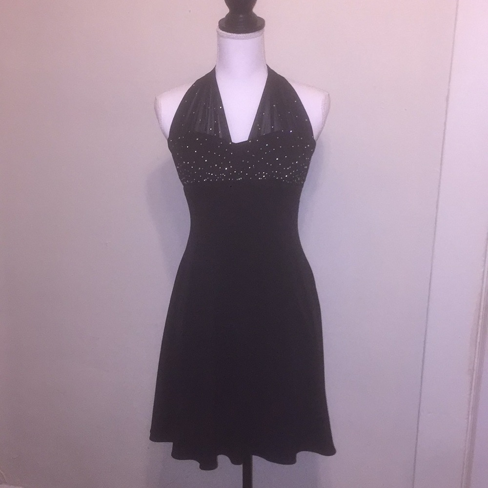 The perfect 🥂little black cocktail dress🍾